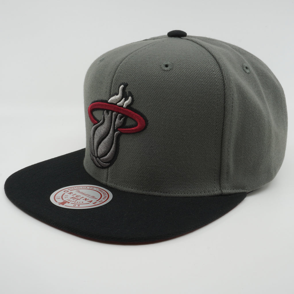 MENS MITCHELL & NESS NBA STORM FRONT SNAPBACK HEAT - GREY