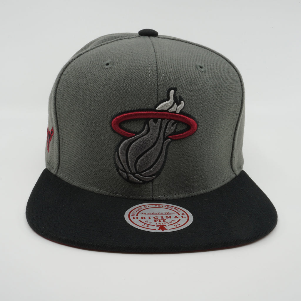 MENS MITCHELL & NESS NBA STORM FRONT SNAPBACK HEAT - GREY