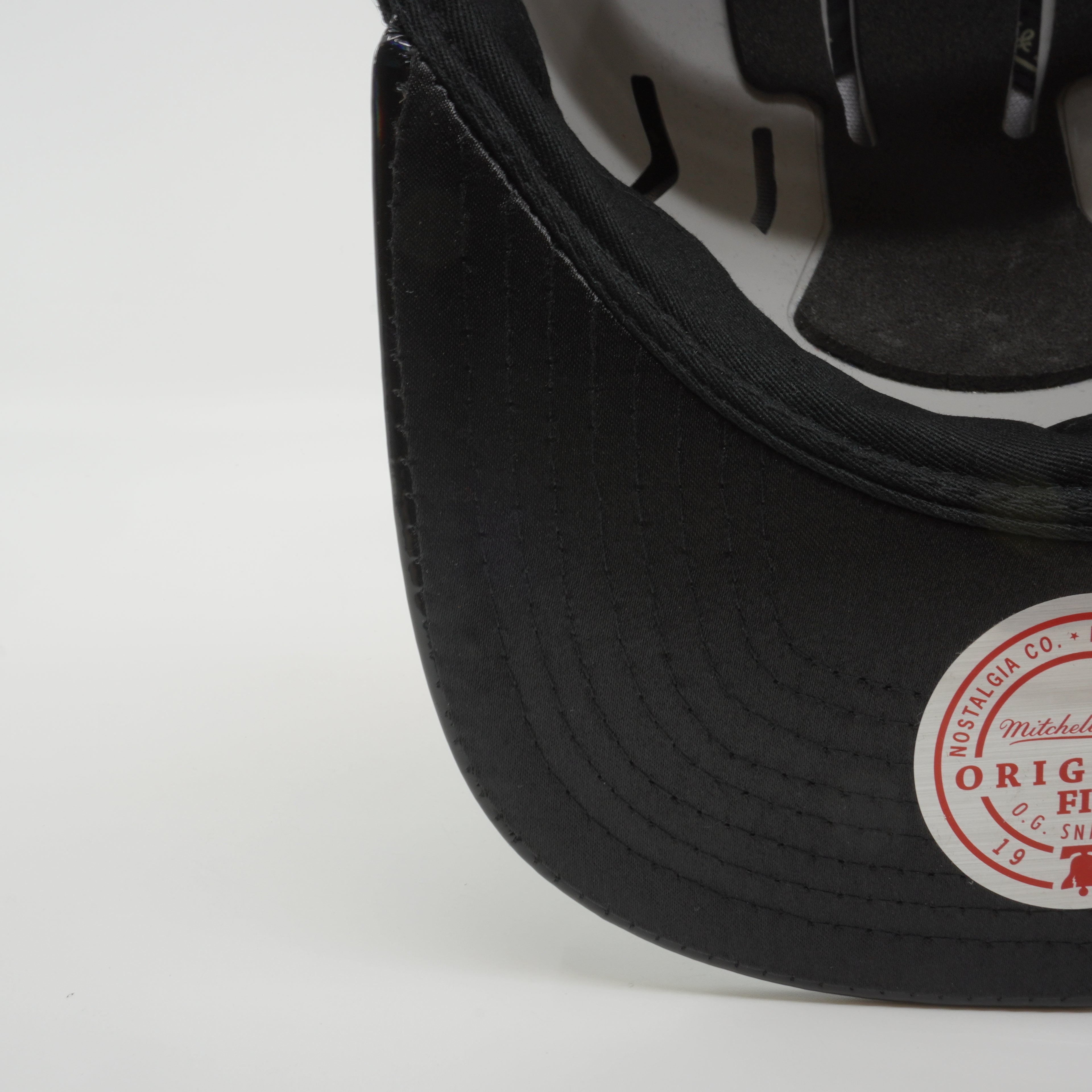 MENS MITCHELL & NESS NBA THREE ONE BLACK SNAPBACK NETS - BLACK