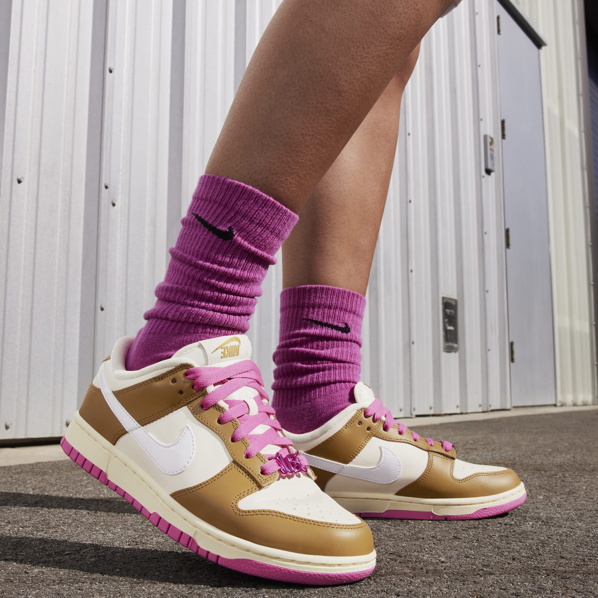 [FD8683-700] Womens Nike DUNK LOW SE