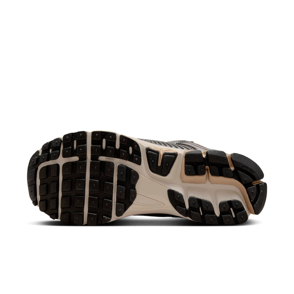 [FN6742-201] Womens Nike ZOOM VOMERO 5 'BAROQUE BROWN'