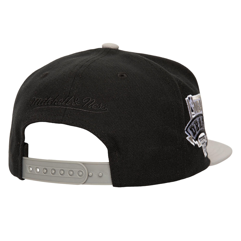 Mens Mitchell & Ness NBA CORE I SNAPBACK BULLS