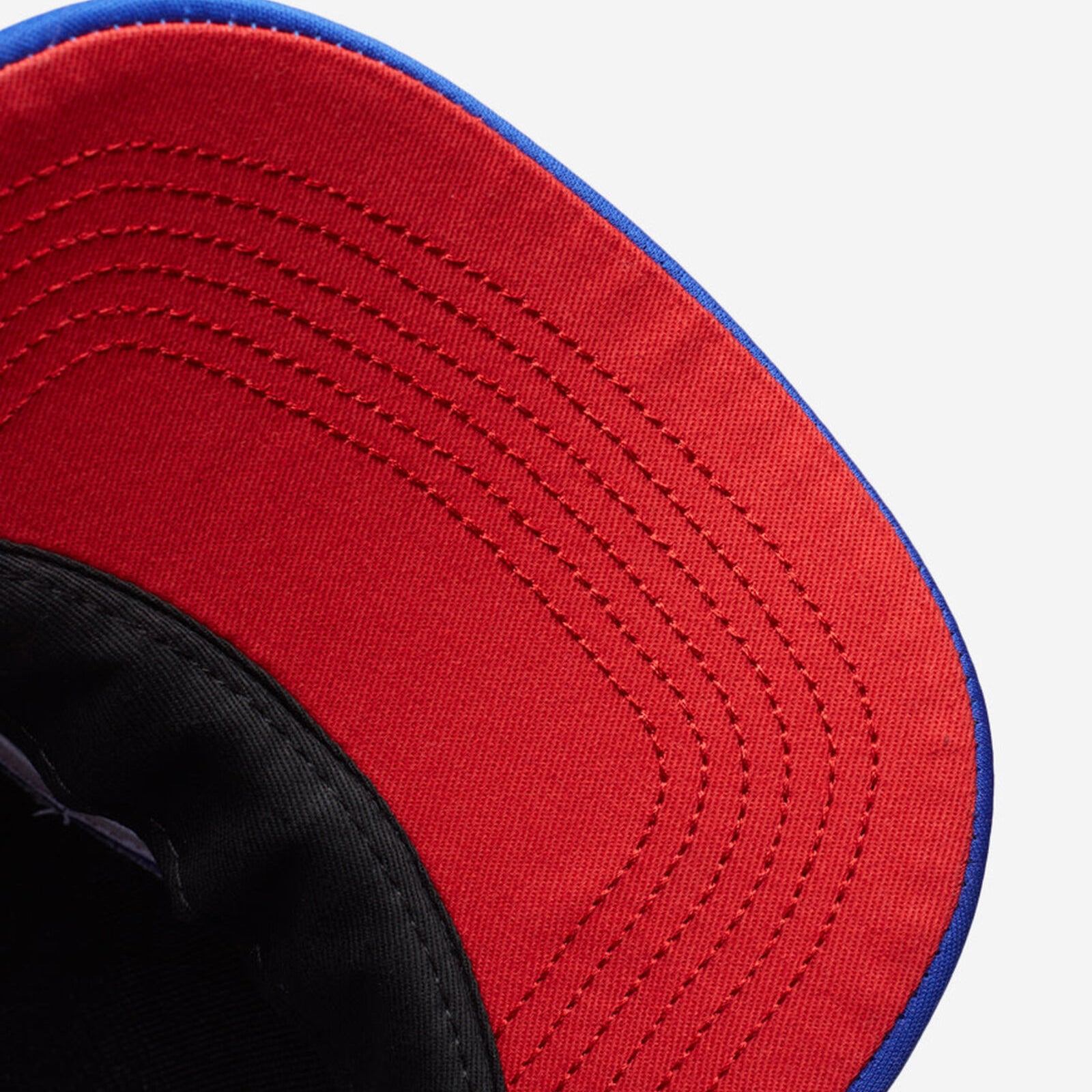 Mens Mitchell & Ness NBA PUFF THE MAGIC TRUCKER HWC PISTONS