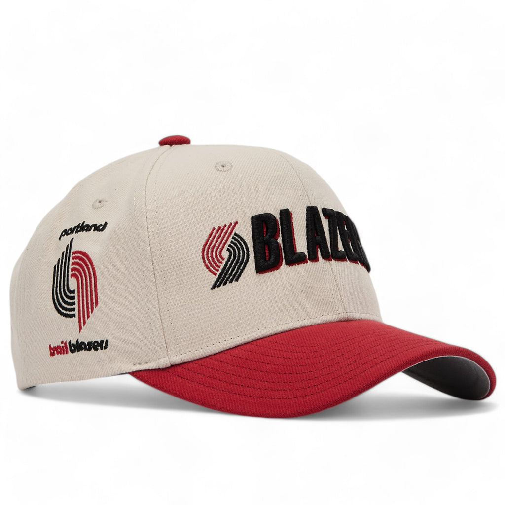 MENS MITCHELL & NESS NBA GAME ON PRO SNAPBACK HWC TRAIL BLAZERS - OFF WHITE