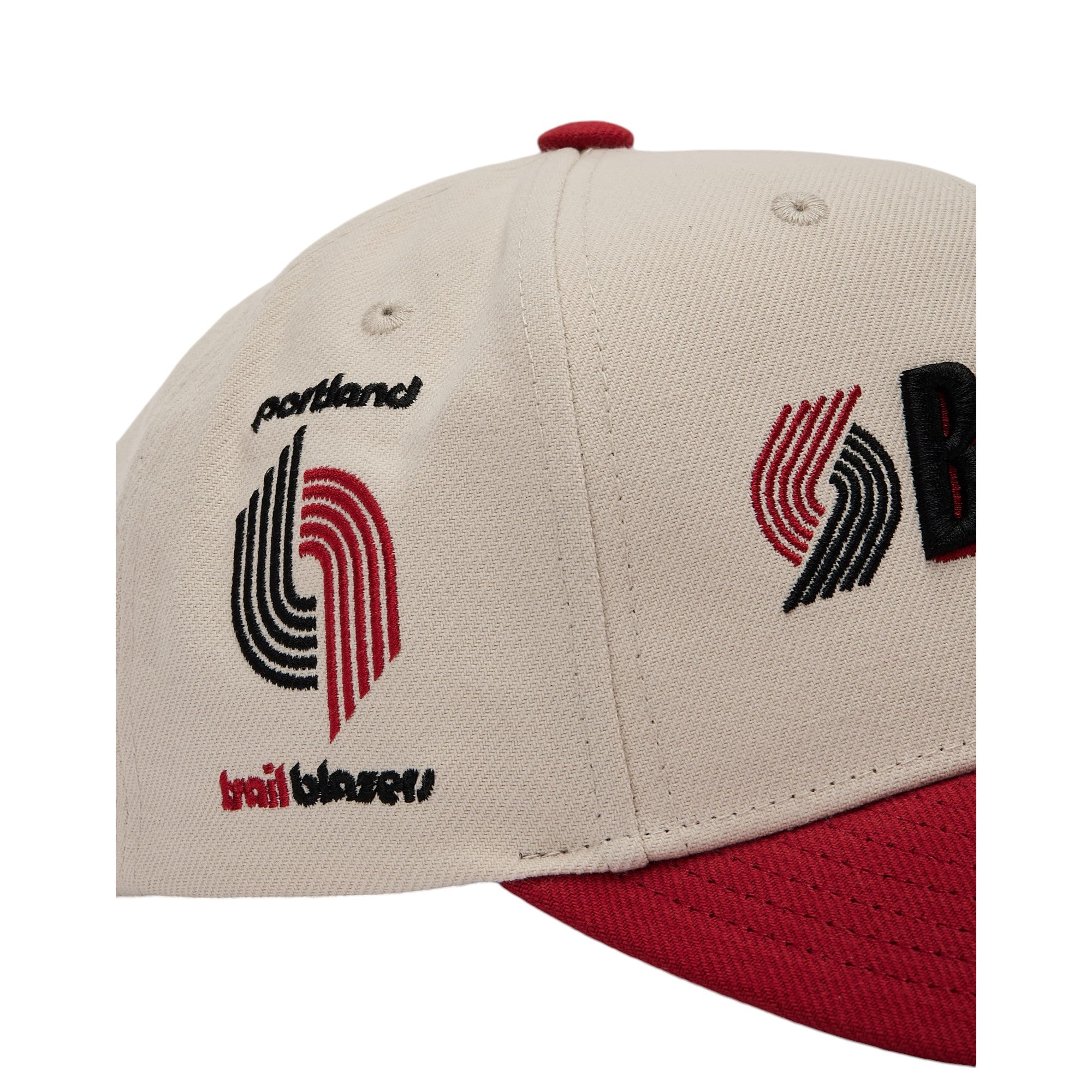 MENS MITCHELL & NESS NBA GAME ON PRO SNAPBACK HWC TRAIL BLAZERS - OFF WHITE