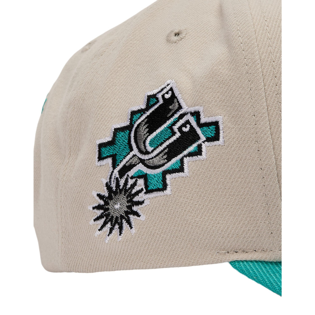 MENS MITCHELL & NESS NBA GAME ON PRO SNAPBACK HWC SPURS - OFF WHITE