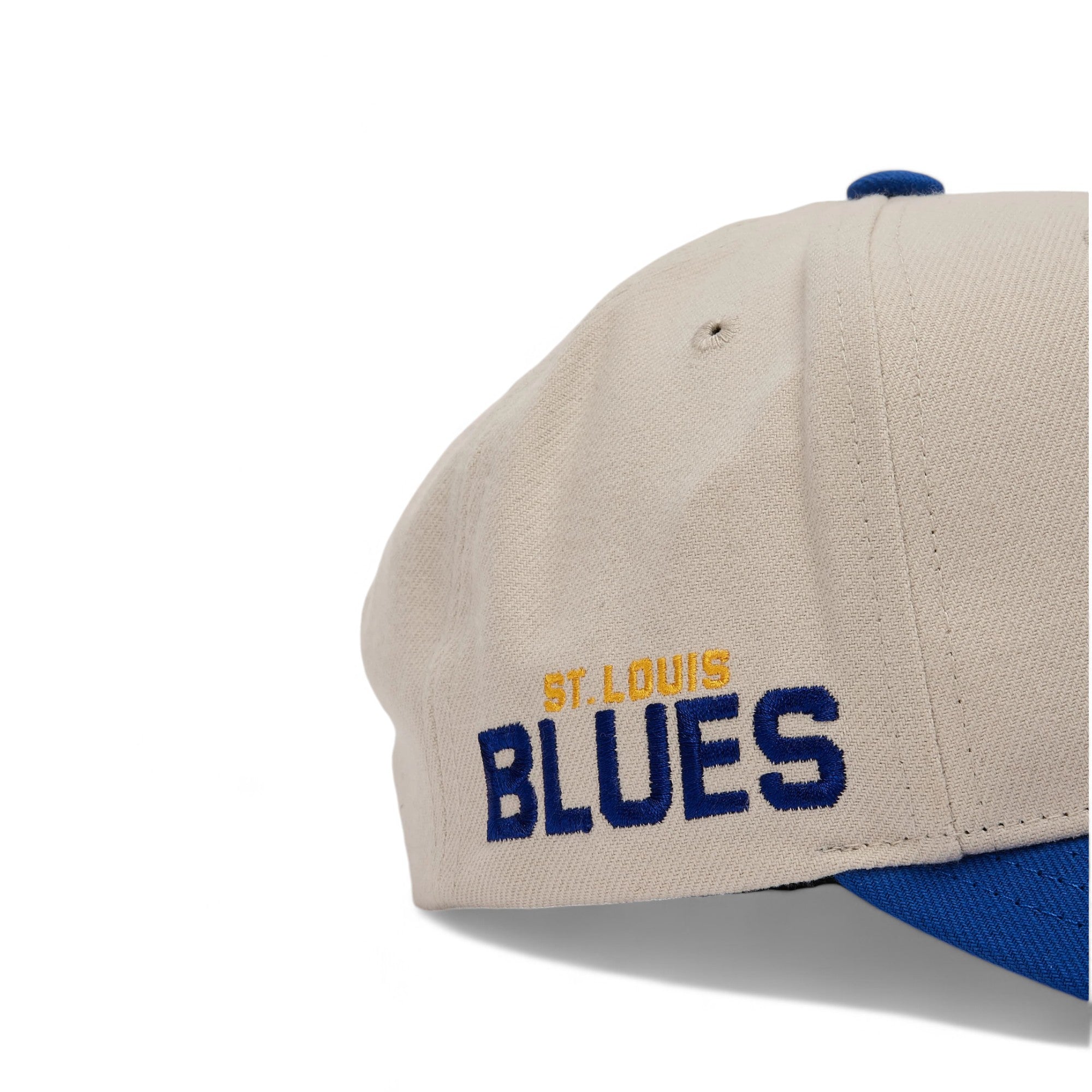MENS MITCHELL & NESS NHL GAME ON PRO SNAPBACK BLUES - OFF WHITE