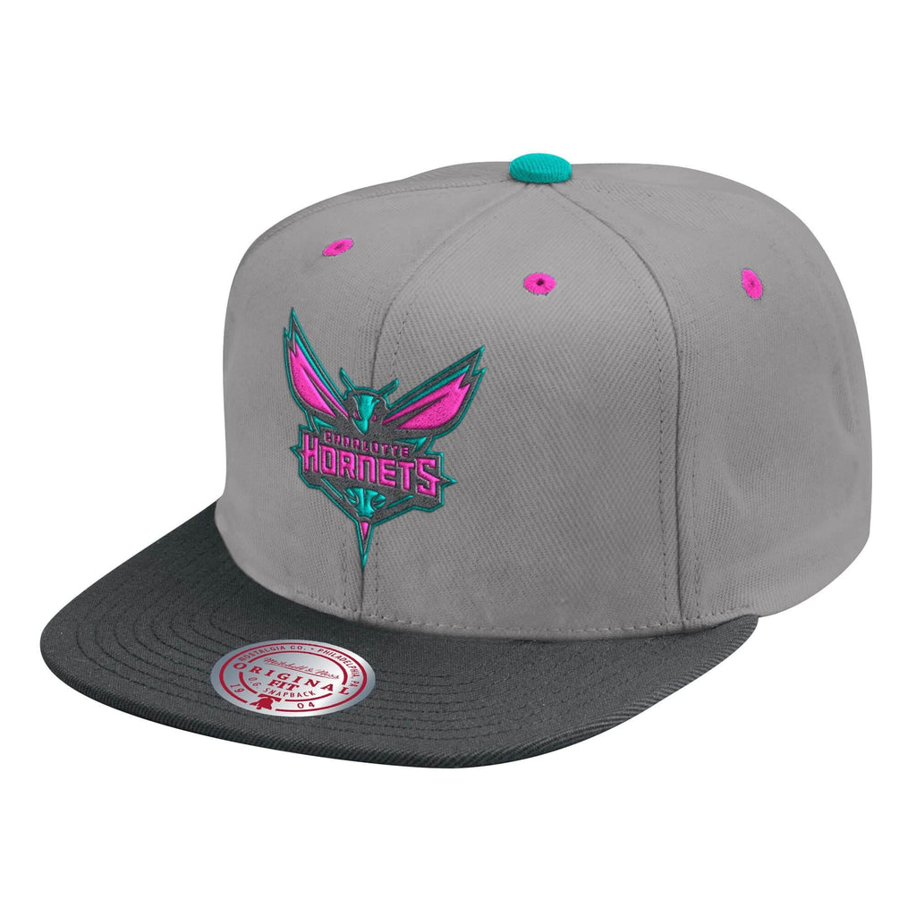 MENS MITCHELL & NESS NBA GRAY WOLF MAGS SNAPBACK HORNETS - LIGHT GREY