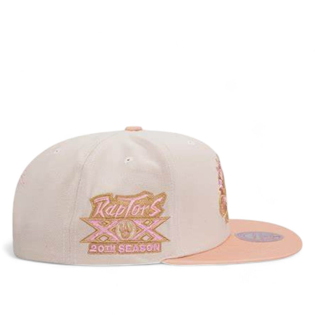 MENS MITCHELL & NESS NBA LOVERS LANE SNAPBACK HWC RAPTORS - OFF WHITE