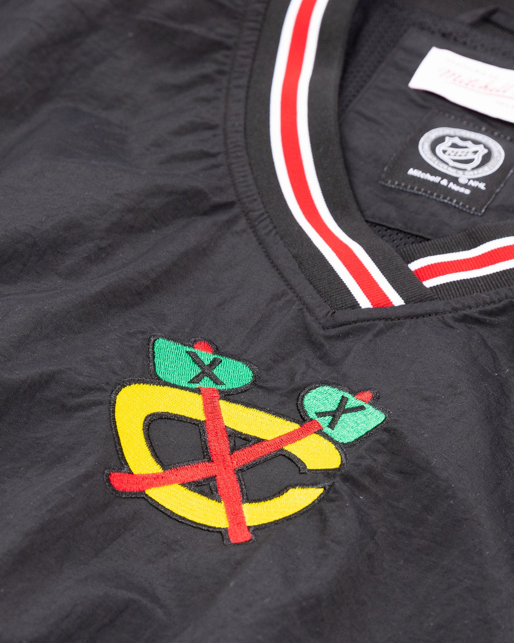 MENS MITCHELL & NESS NHL CLASSIC NYLON PULLOVER CURRENT LOGO BLACKHAWKS