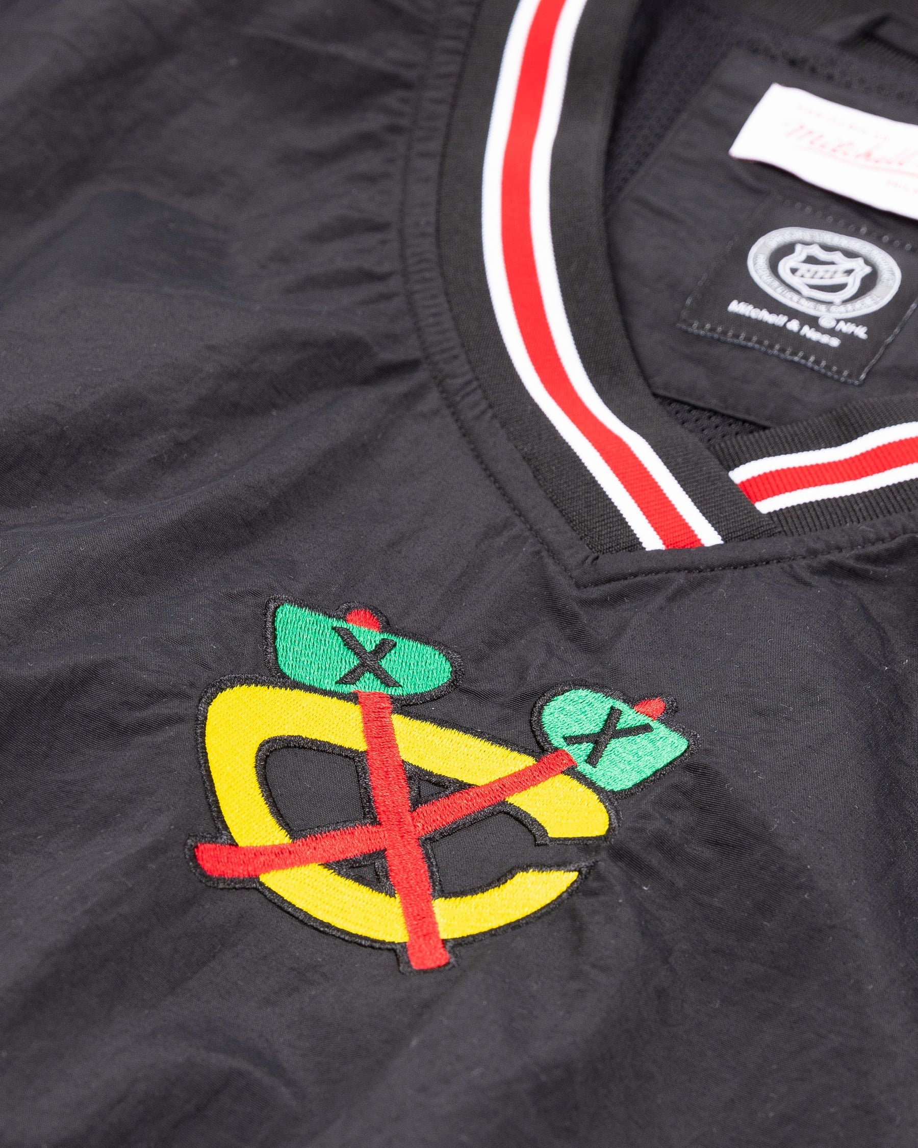 MENS MITCHELL & NESS NHL CLASSIC NYLON PULLOVER CURRENT LOGO BLACKHAWKS