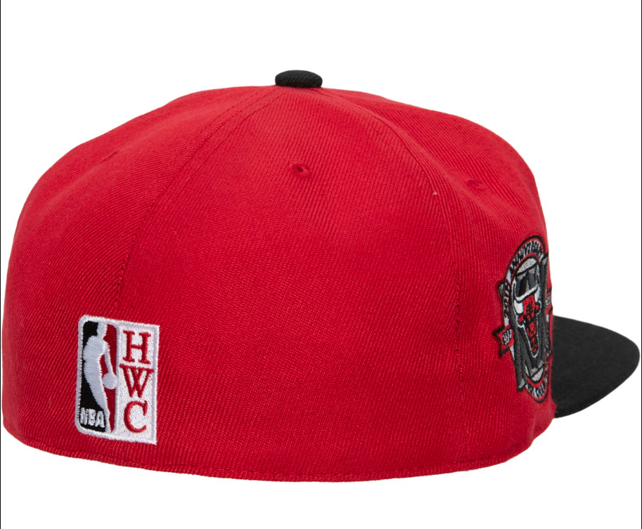 MENS MITCHELL & NESS NBA TEAM SIDE FITTED HWC BULLS