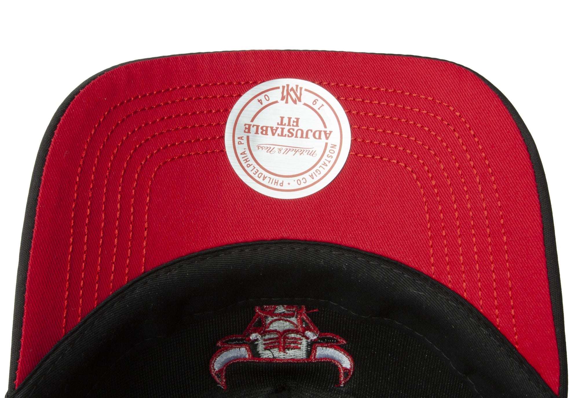 MENS MITCHELL & NESS NBA PUFF THE MAGIC TRUCKER HWC BULLS