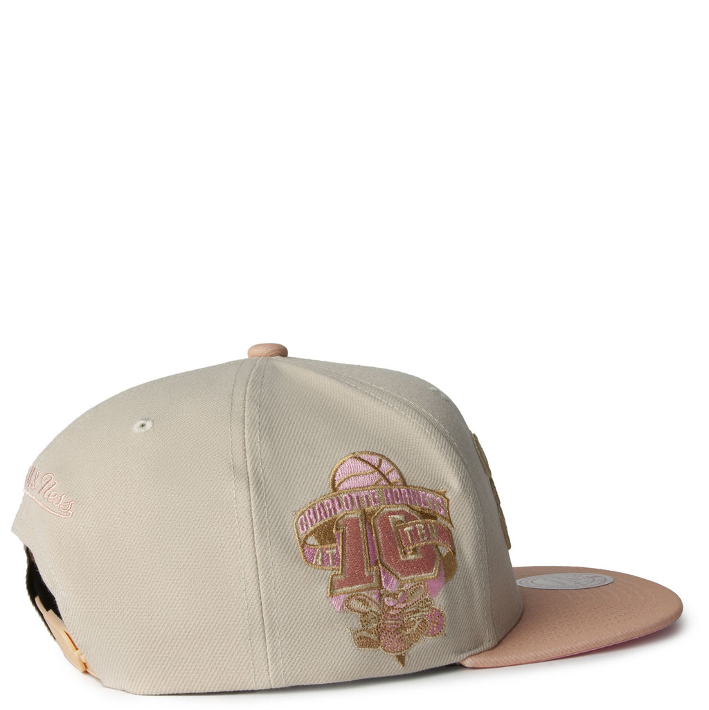 MENS MITCHELL & NESS NBA LOVERS LANE SNAPBACK HWC HORNETS - OFF WHITE