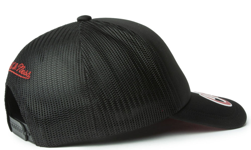 MENS MITCHELL & NESS NBA PUFF THE MAGIC TRUCKER HWC BULLS