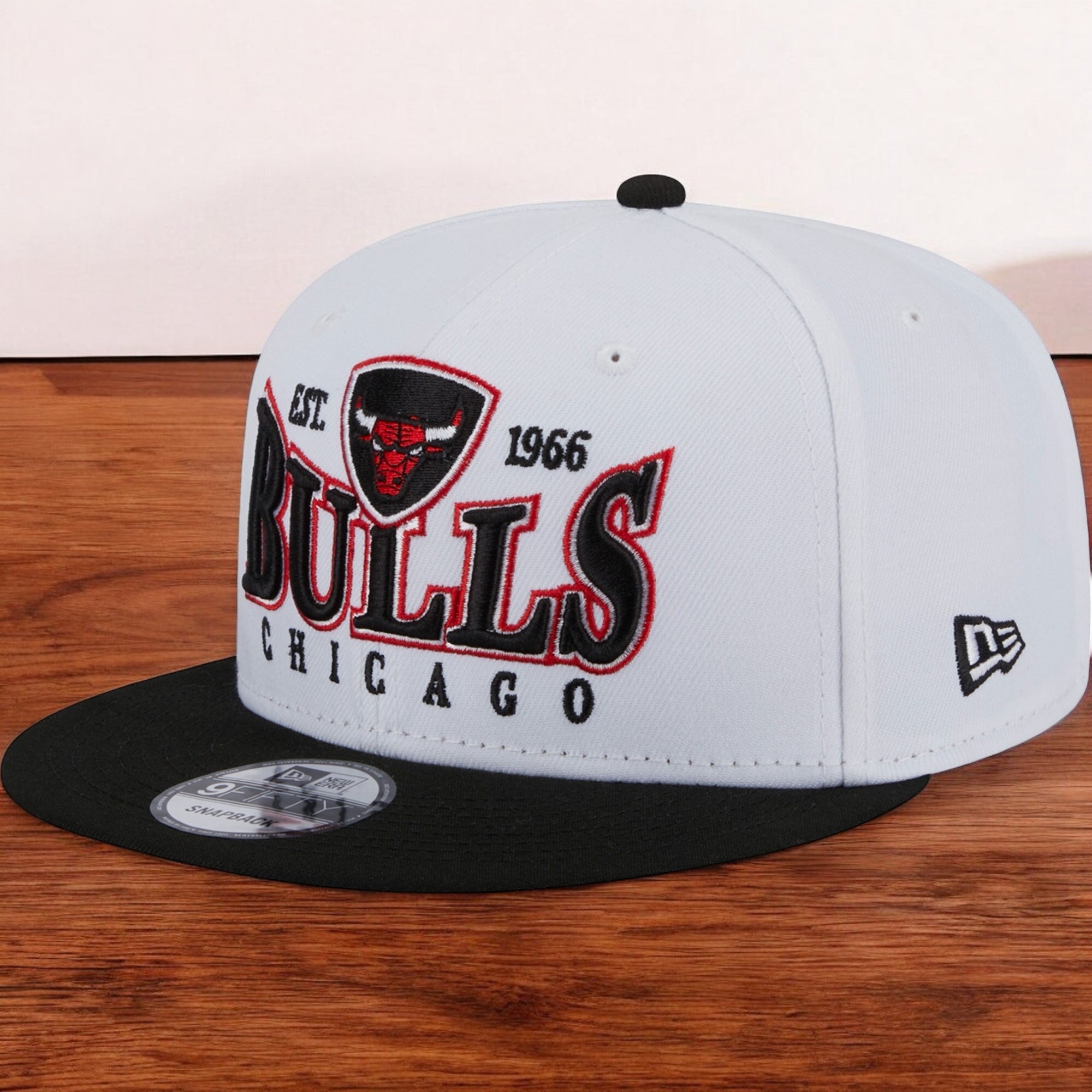 [60310259] MENS NEW ERA NBA CHICAGO BULLS 950 CREST STACK SNAPBACK - WHITE/BLACK