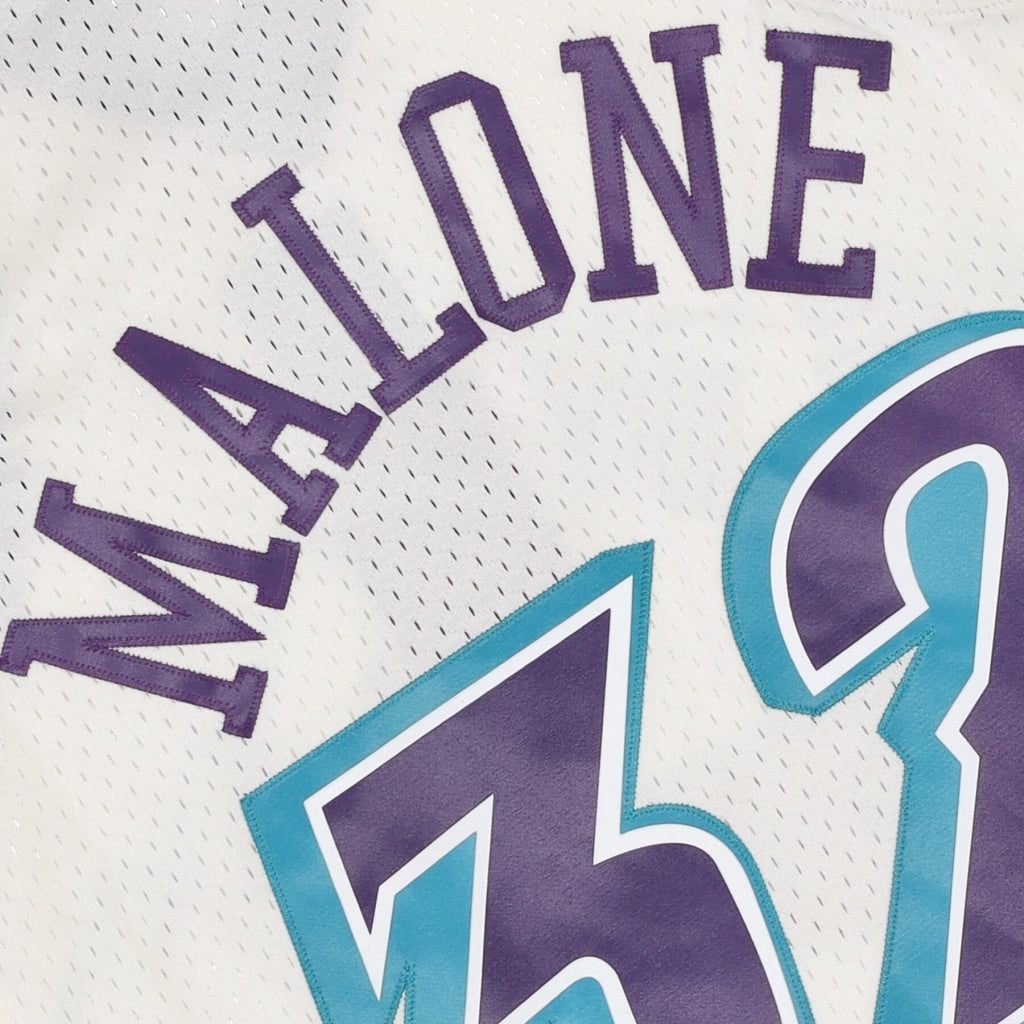 MENS MITCHELL & NESS CREAM TEAM COLOR SWINGMAN JERSEY JAZZ 1996 KARL MALONE