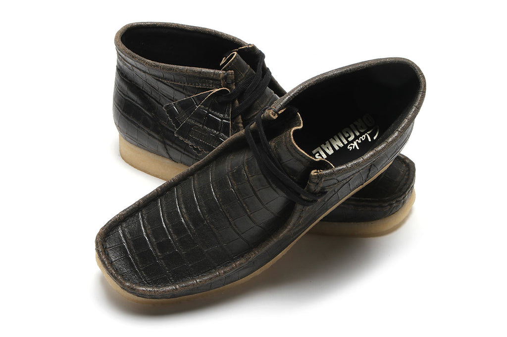 [26179161] WOMENS CLARKS WALLABEE BOOT BLKCROC DISTRESS