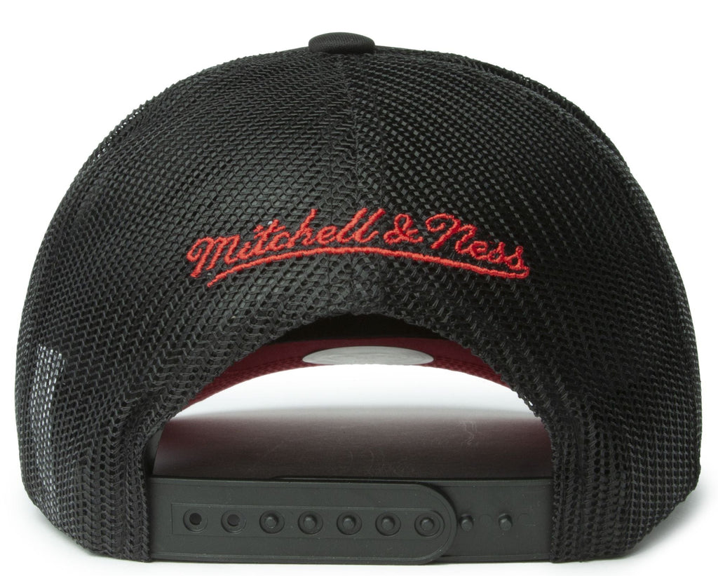 MENS MITCHELL & NESS NBA PUFF THE MAGIC TRUCKER HWC BULLS
