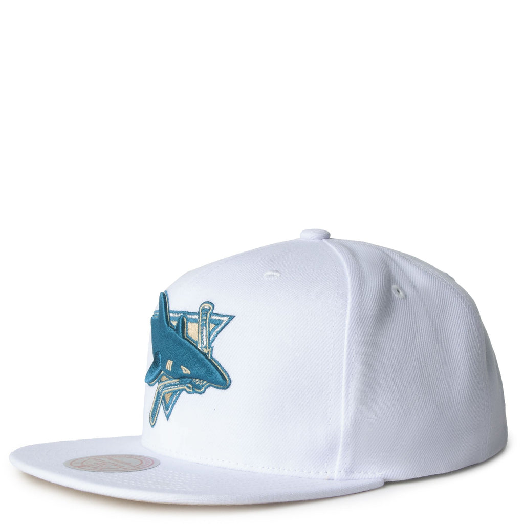 MENS MITCHELL & NESS NHL WINTER WHITE SNAPBACK VNTG SHARKS - WHITE