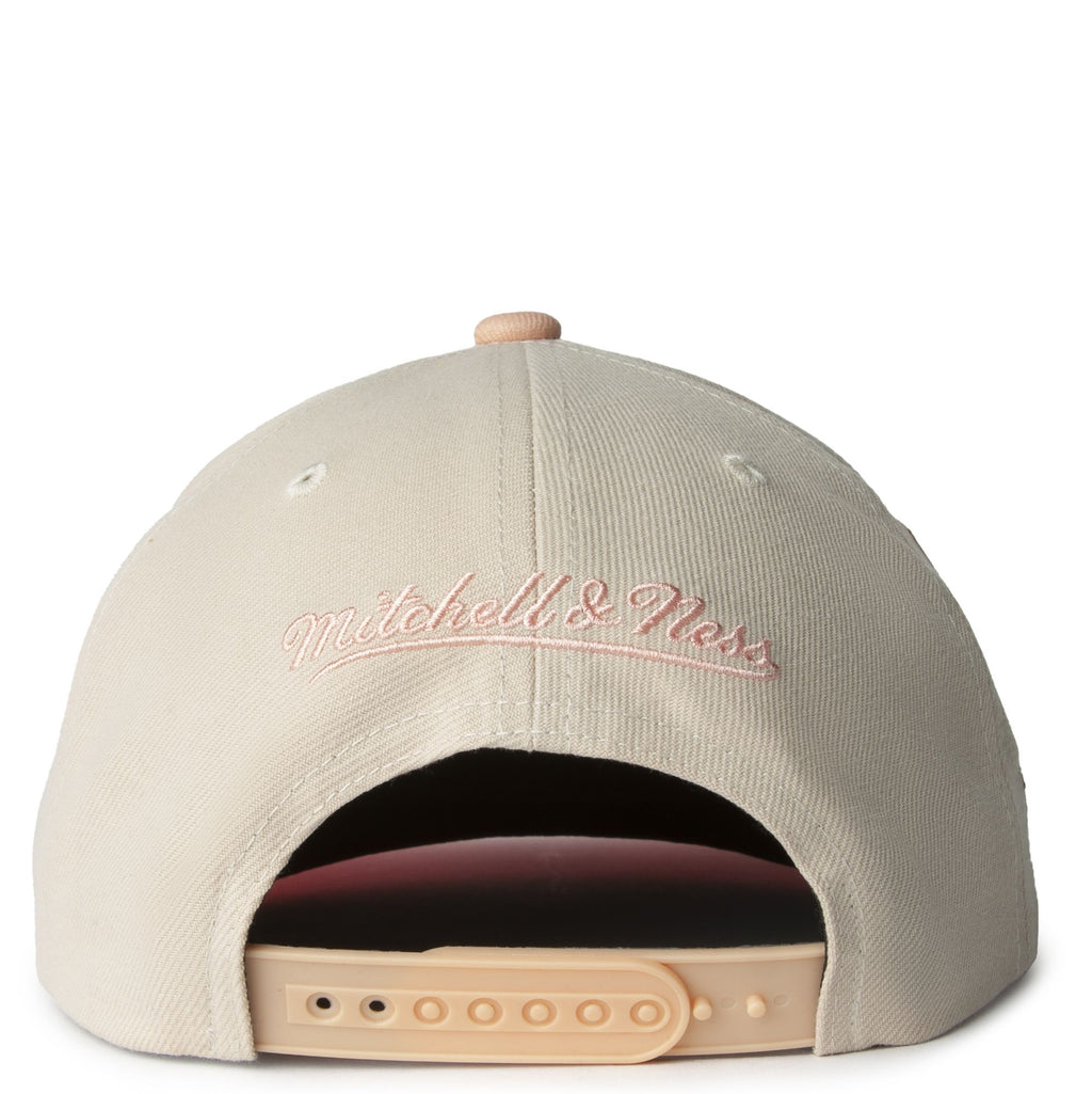 MENS MITCHELL & NESS NBA LOVERS LANE SNAPBACK HWC HORNETS - OFF WHITE