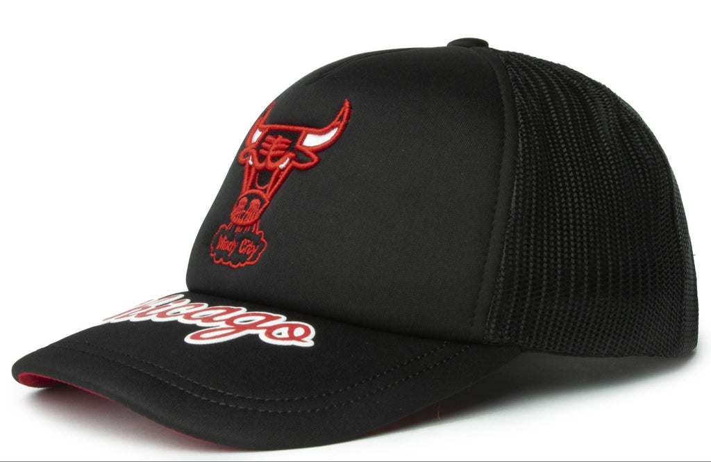MENS MITCHELL & NESS NBA PUFF THE MAGIC TRUCKER HWC BULLS