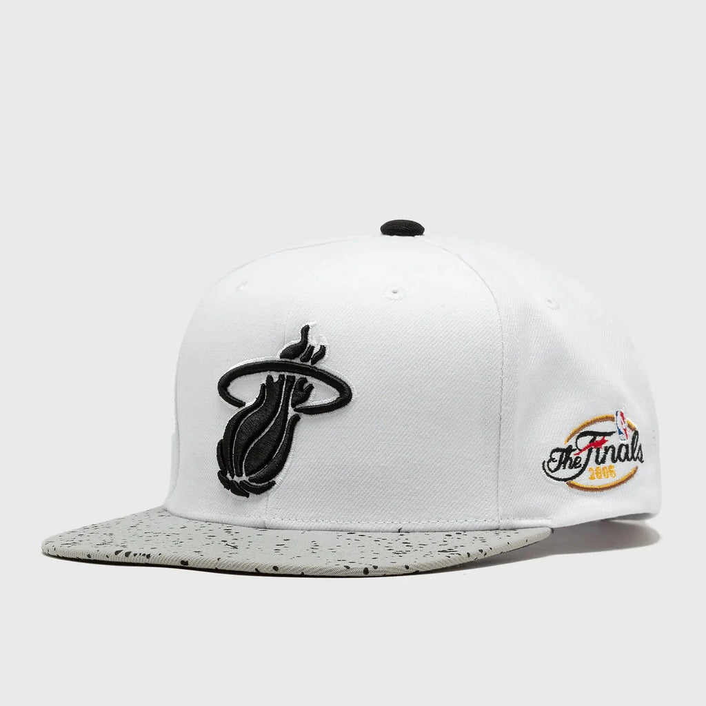 MENS MITCHELL & NESS NBA CEMENT TOP SNAPBACK HEAT - WHITE-SILVER