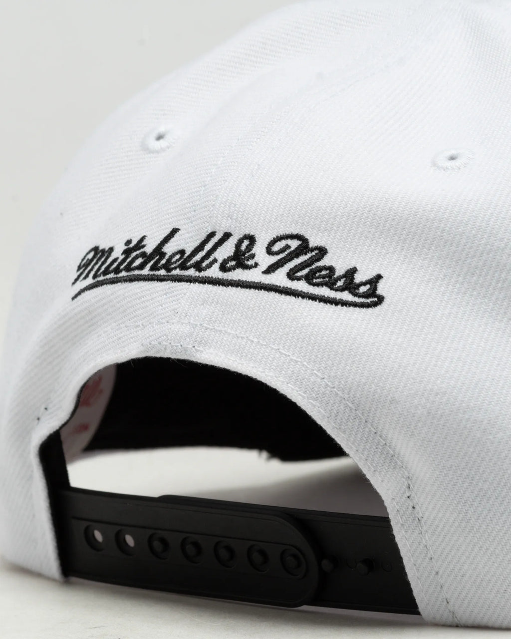 MENS MITCHELL & NESS NBA CEMENT TOP SNAPBACK HEAT - WHITE-SILVER