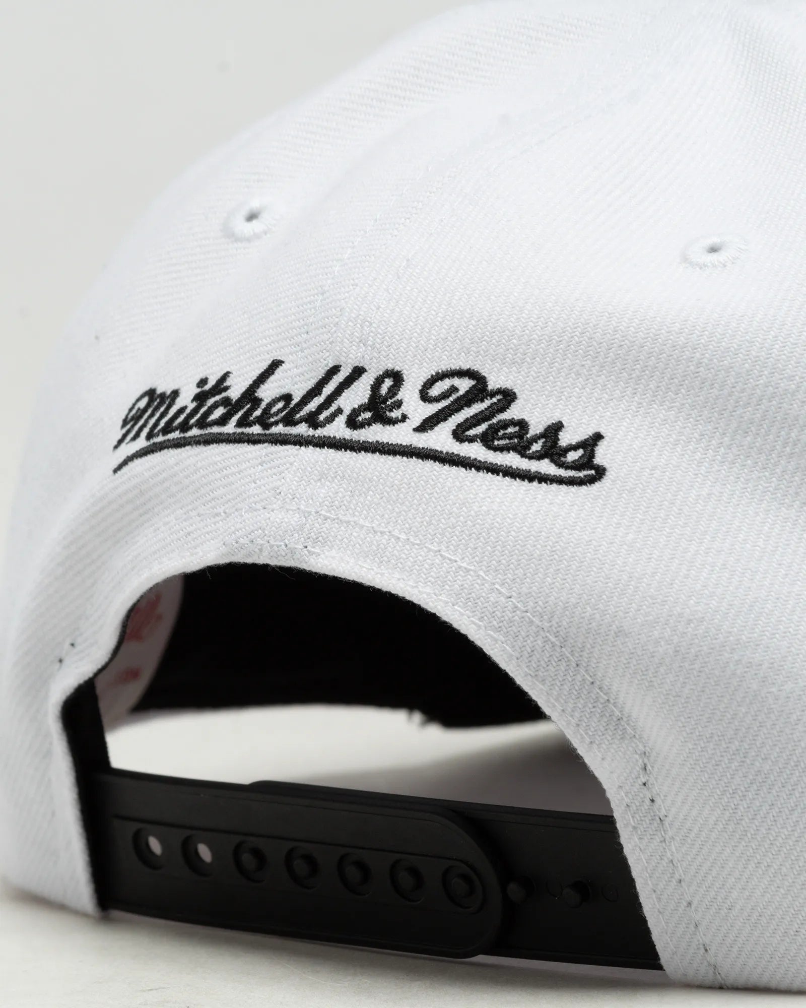MENS MITCHELL & NESS NBA CEMENT TOP SNAPBACK HEAT - WHITE-SILVER