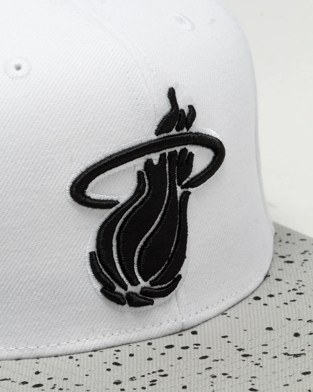MENS MITCHELL & NESS NBA CEMENT TOP SNAPBACK HEAT - WHITE-SILVER