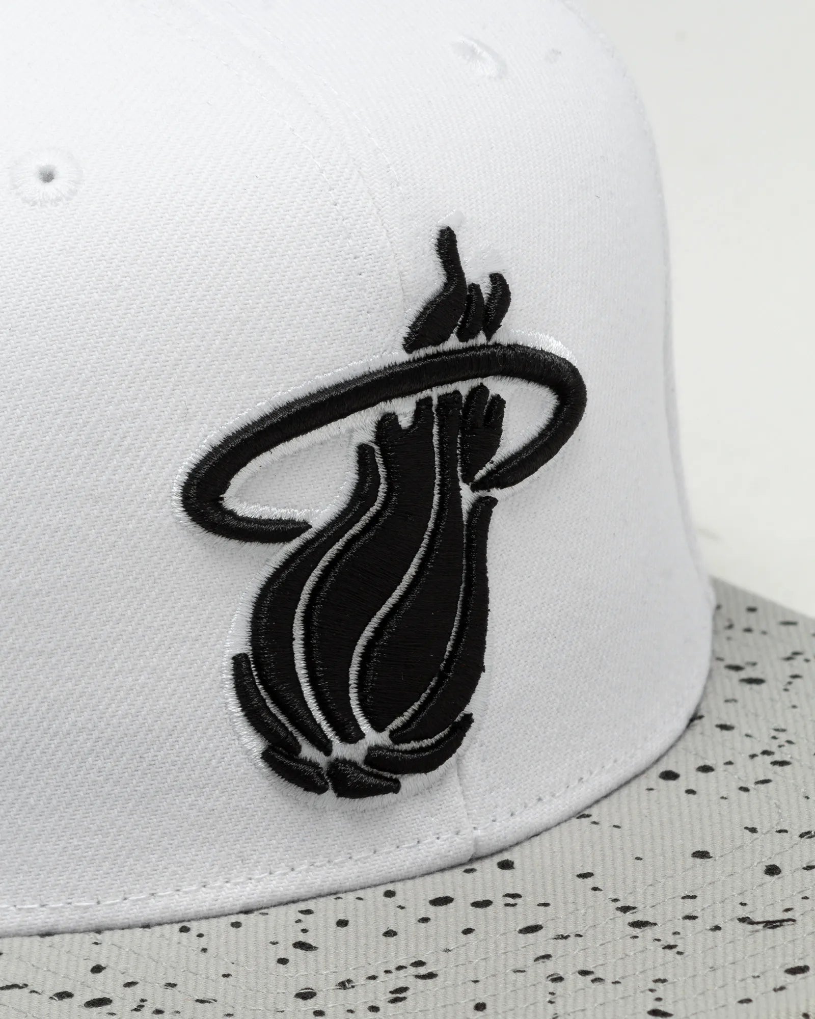 MENS MITCHELL & NESS NBA CEMENT TOP SNAPBACK HEAT - WHITE-SILVER