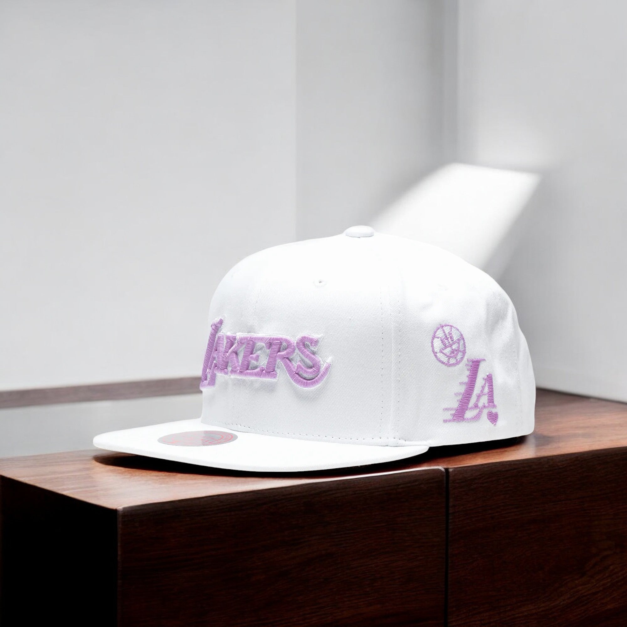 MENS MITCHELL & NESS NBA UV REACTIVE SNAPBACK HWC LAKERS - WHITE