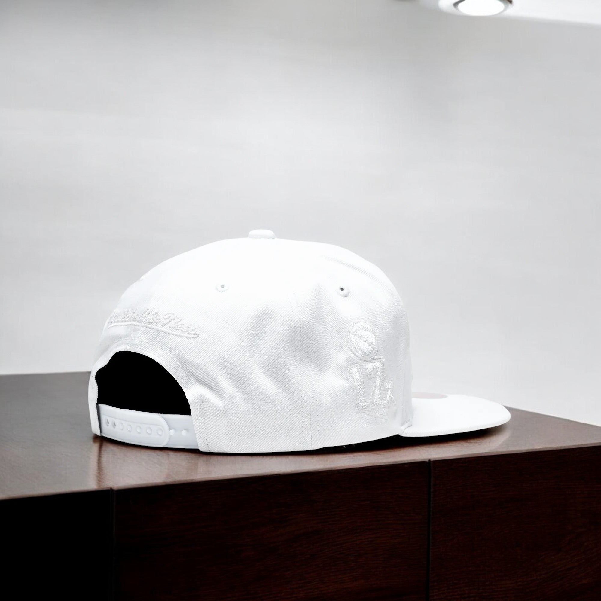 MENS MITCHELL & NESS NBA UV REACTIVE SNAPBACK HWC LAKERS - WHITE