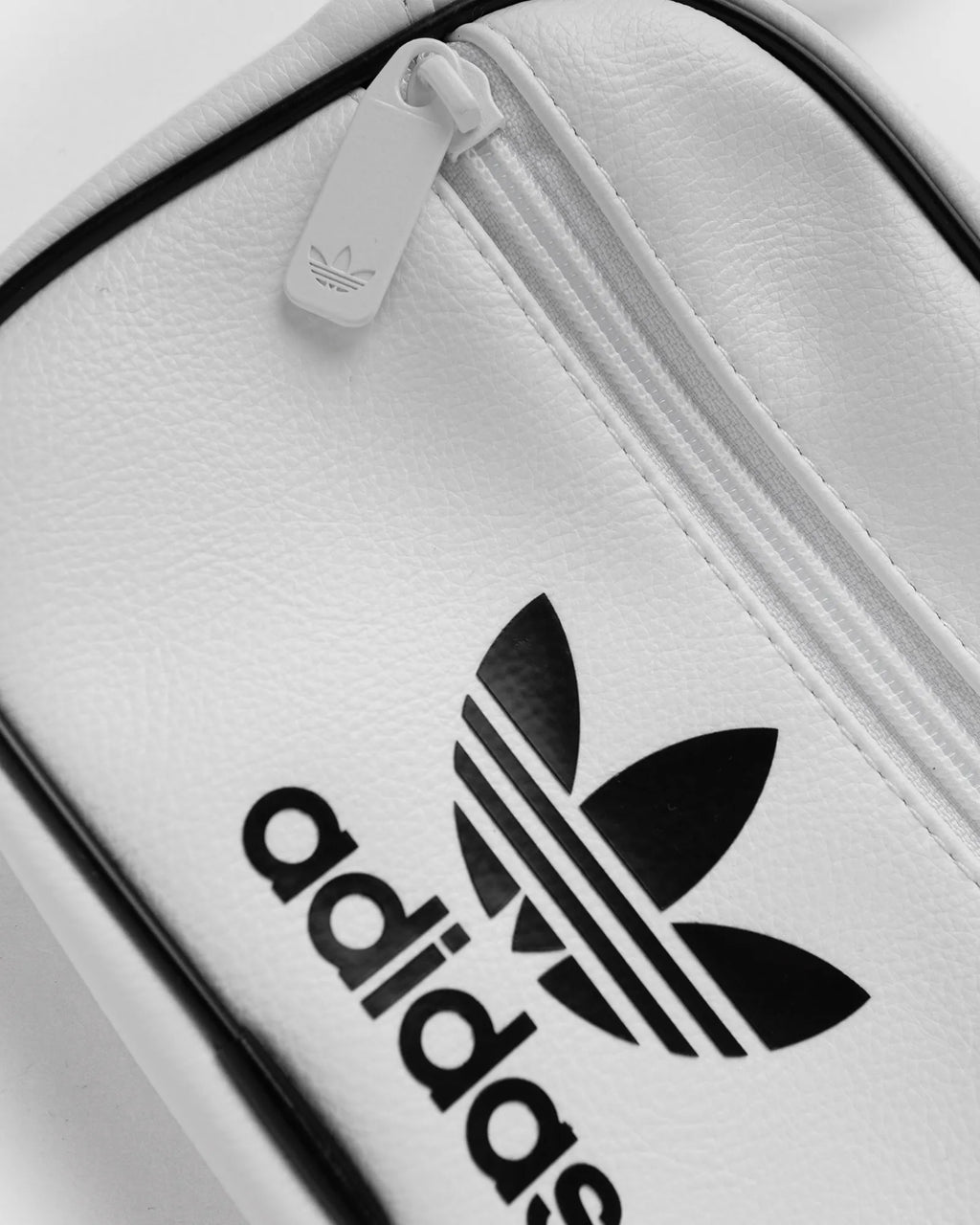 [IX7484] UNISEX ADIDAS ADICOLOR CLASSIC MINI AIRLINER BAG - WHITE