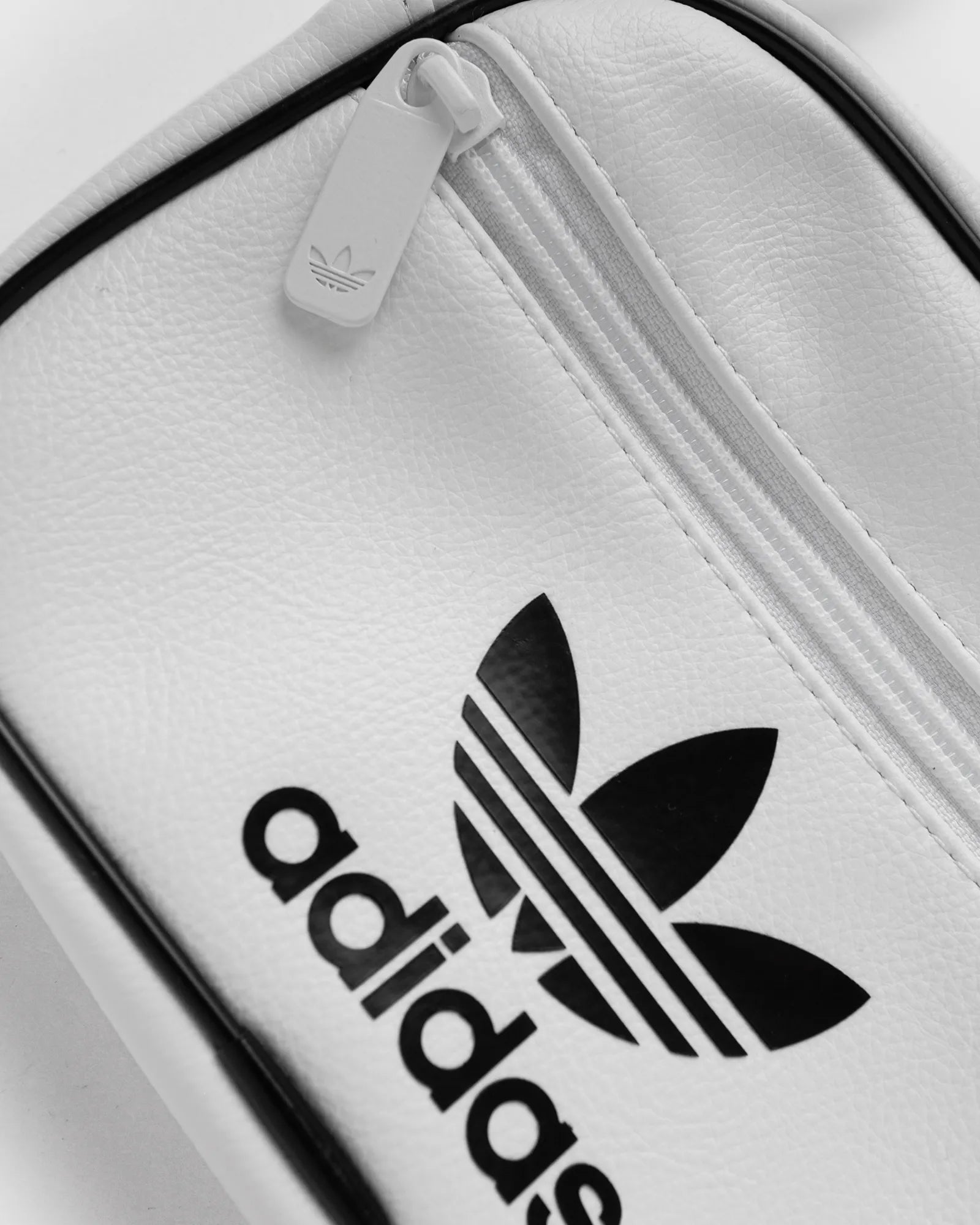 [IX7484] UNISEX ADIDAS ADICOLOR CLASSIC MINI AIRLINER BAG - WHITE