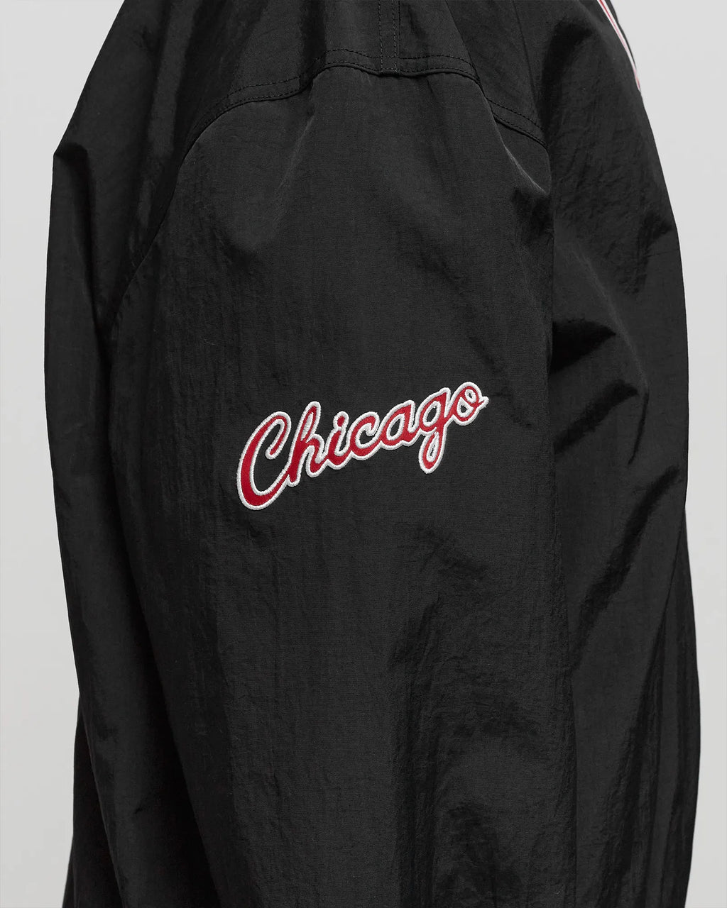 MENS MITCHELL & NESS NBA CLASSIC NYLON PULLOVER VINTAGE LOGO BULLS