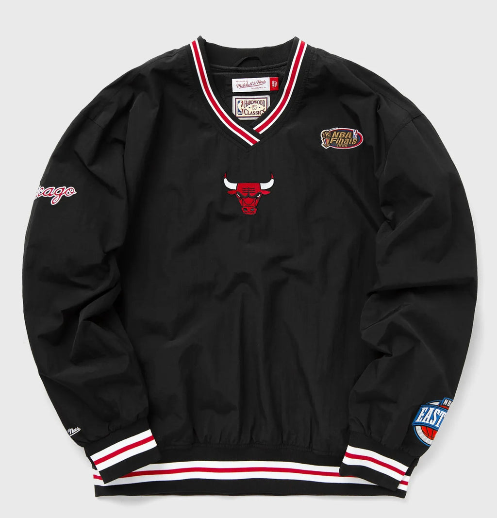MENS MITCHELL & NESS NBA CLASSIC NYLON PULLOVER VINTAGE LOGO BULLS