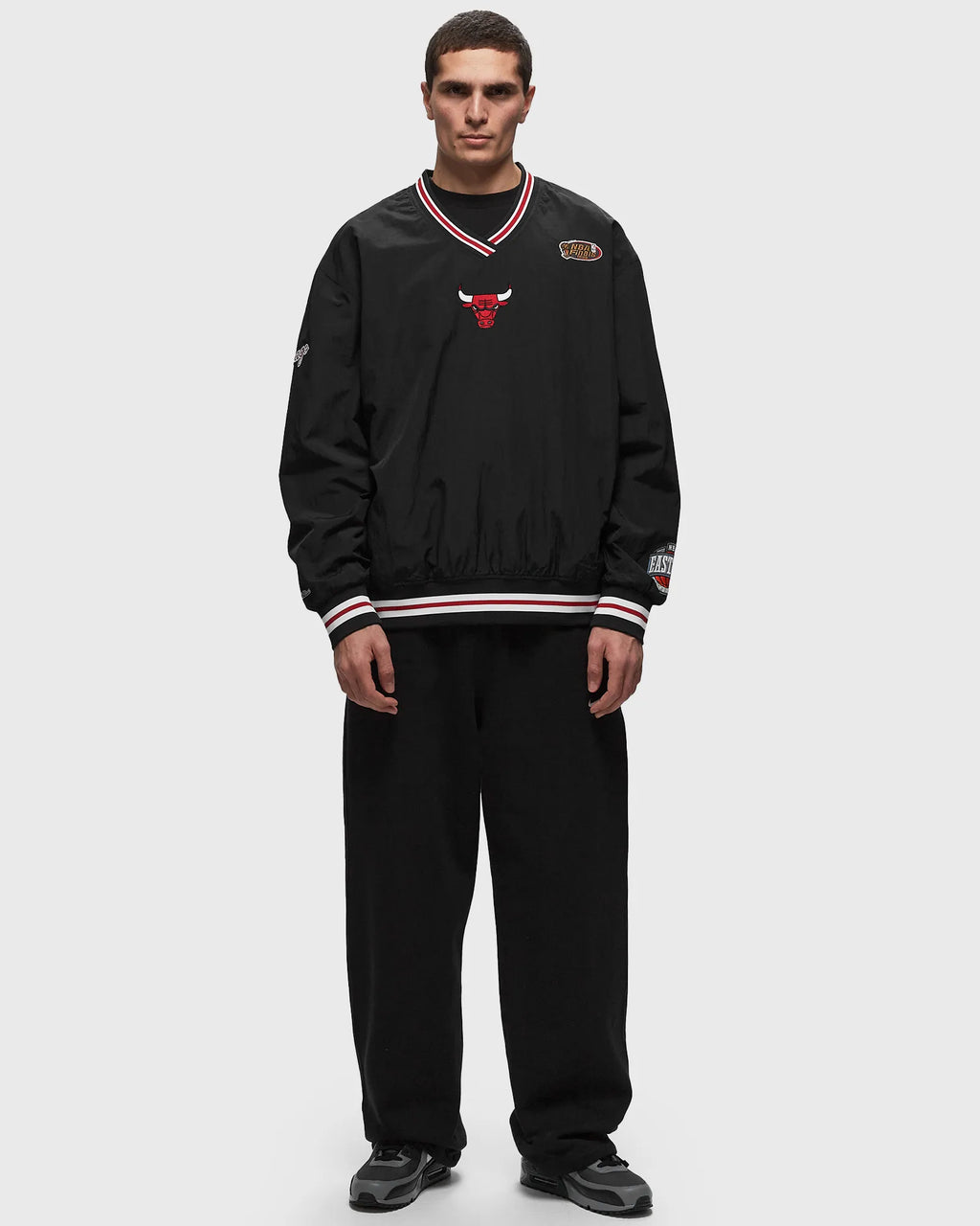 MENS MITCHELL & NESS NBA CLASSIC NYLON PULLOVER VINTAGE LOGO BULLS