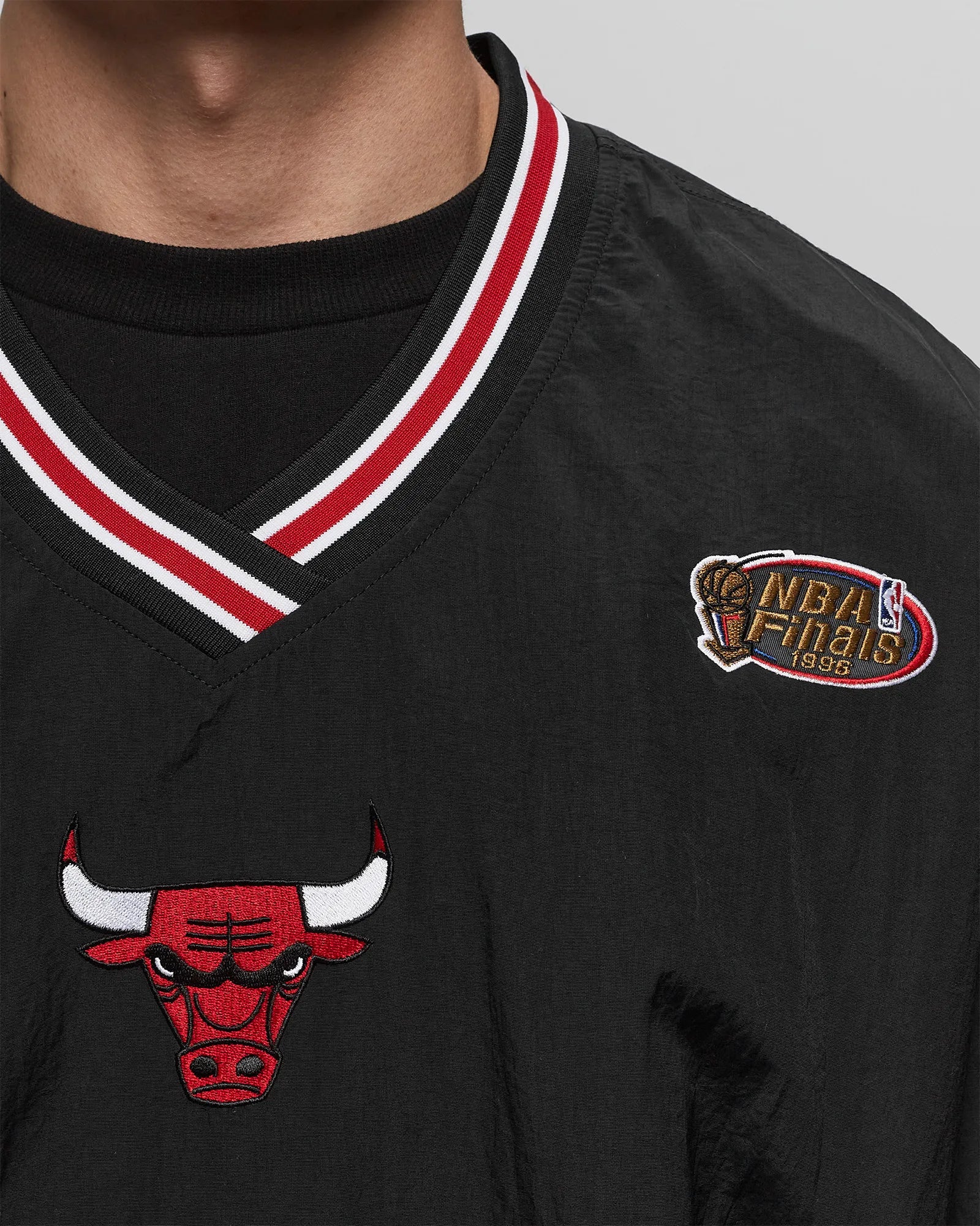 MENS MITCHELL & NESS NBA CLASSIC NYLON PULLOVER VINTAGE LOGO BULLS