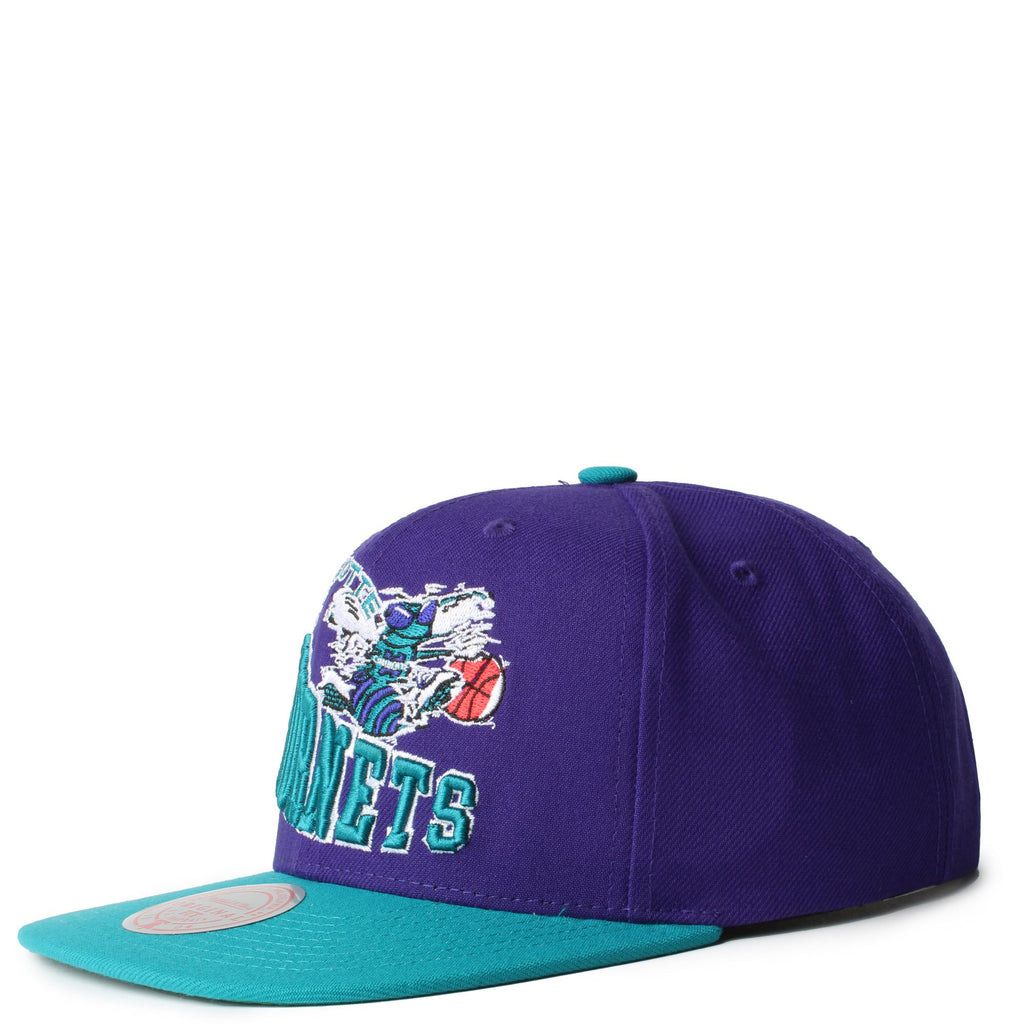 MENS MITCHELL & NESS NBA CROOKED PATH SNAPBACK HWC HORNETS - PURPLE