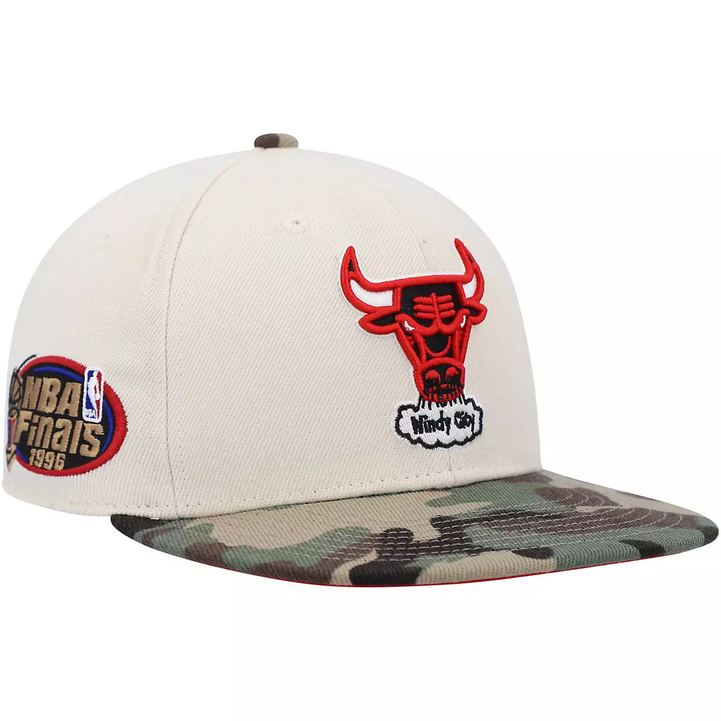 MENS MITCHELL & NESS NBA OFF WHITE CAMO FITTED HWC BULLS - OFF WHITE