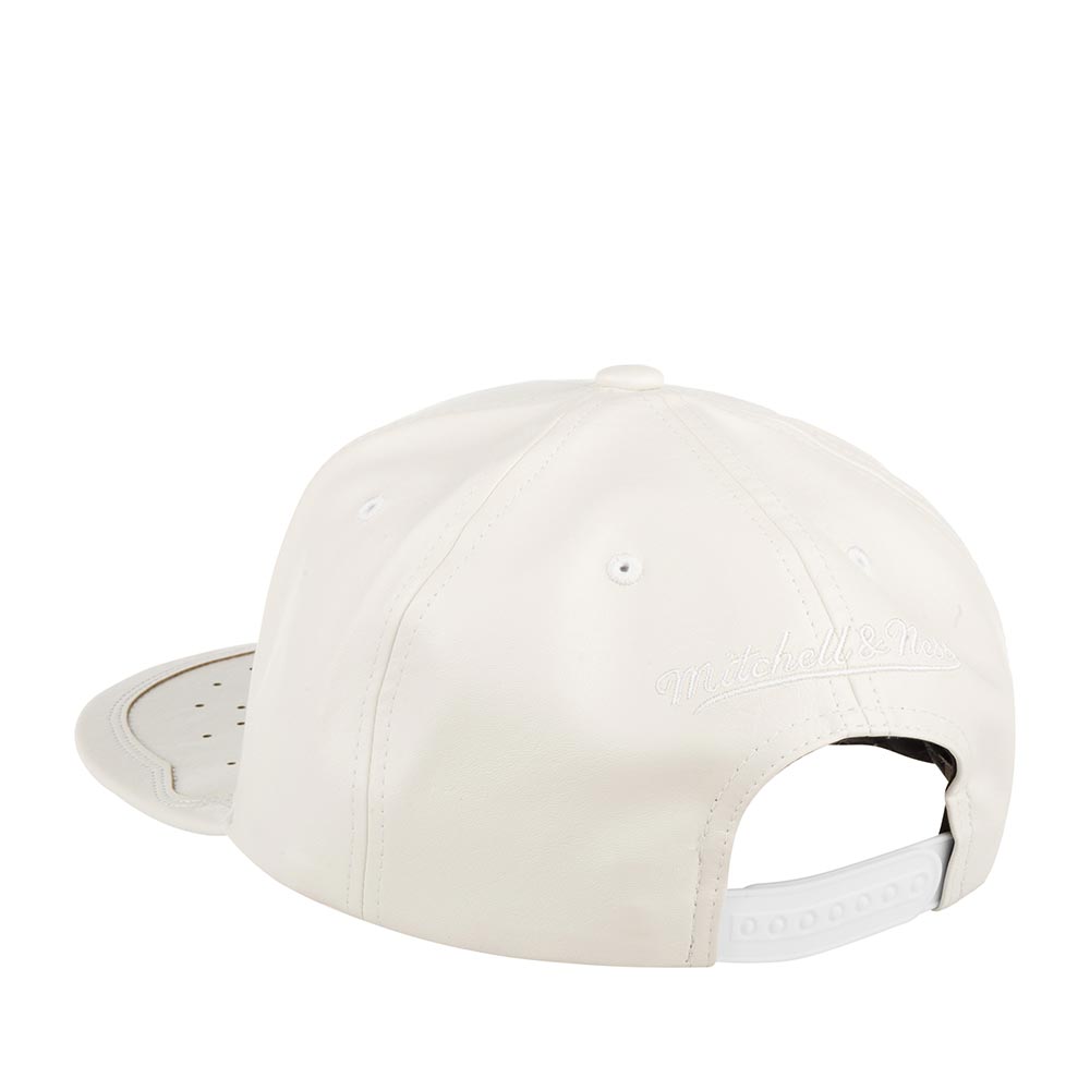 MENS MITCHELL & NESS NBA DAY ONE SNAPBACK BULLS - WHITE