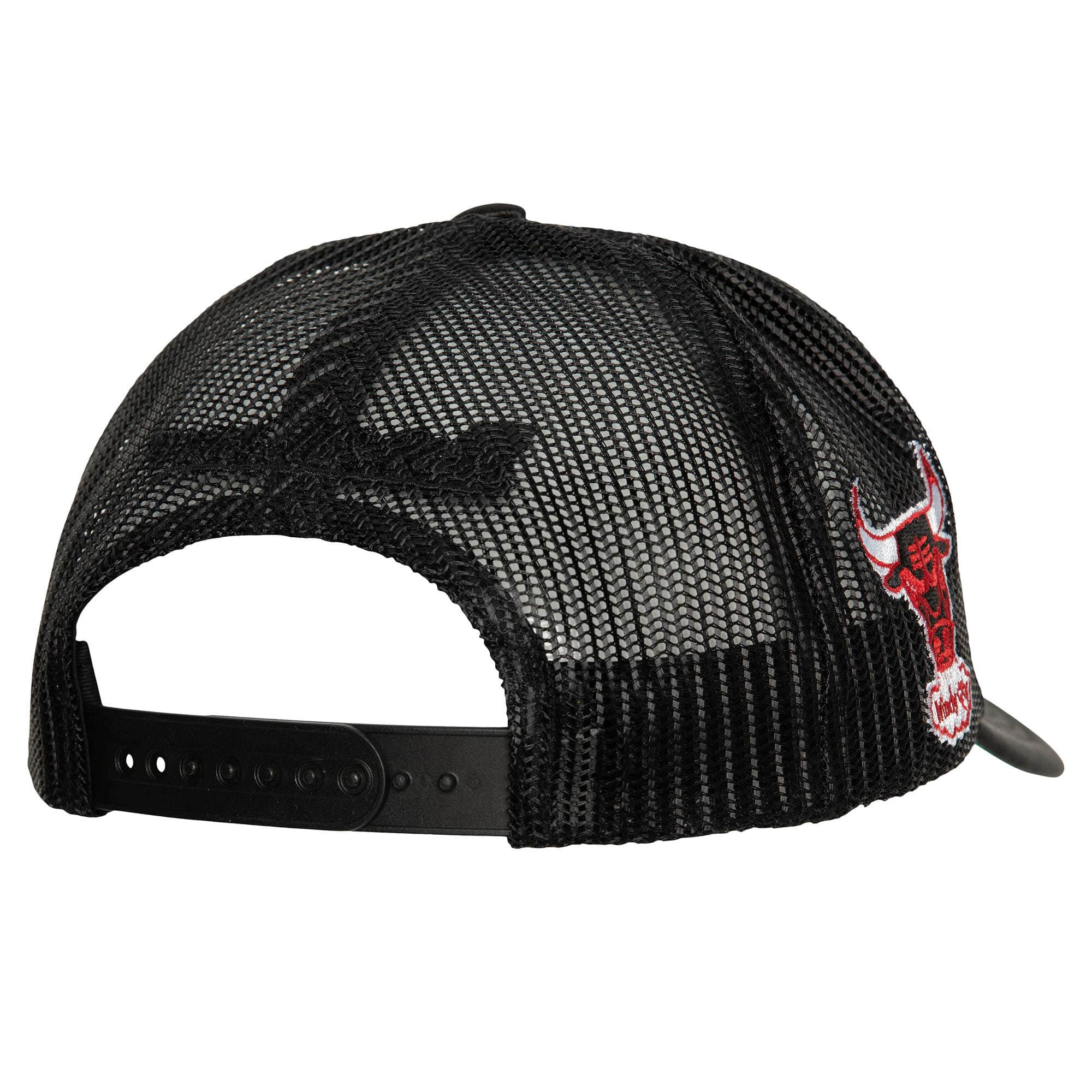 Mens MITCHELL & NESS NBA LOGO REMIX TRUCKER SNAPBACK HWC BULLS