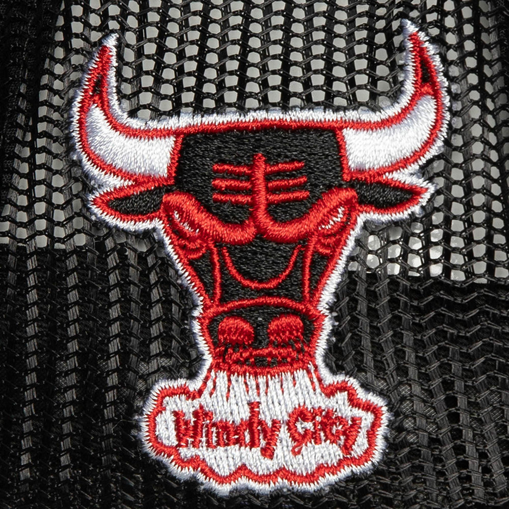 Mens MITCHELL & NESS NBA LOGO REMIX TRUCKER SNAPBACK HWC BULLS