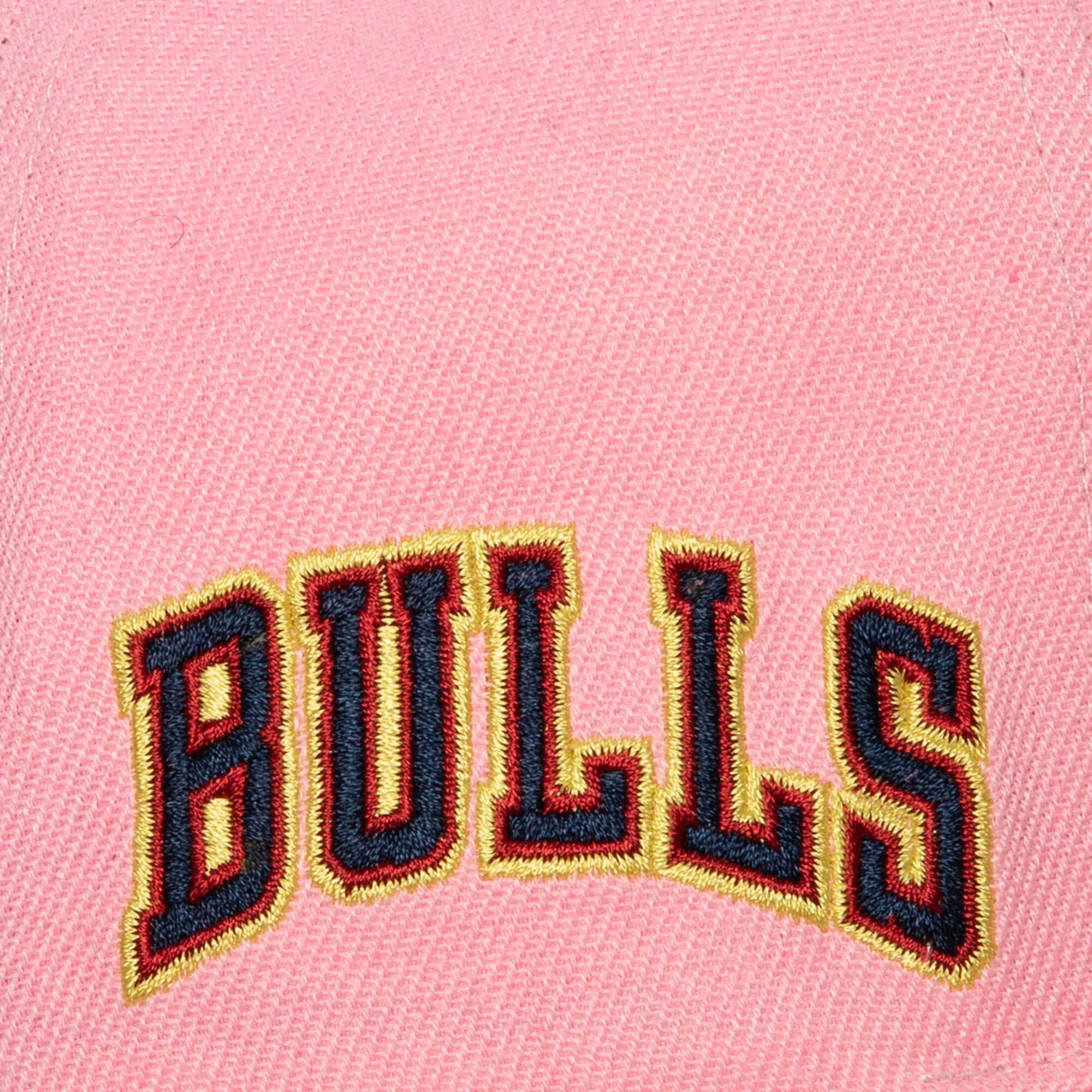 MENS MITCHELL & NESS NBA SO FRESH SNAPBACK BULLS - PINK