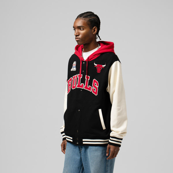 [JK11162-CBUBLCK] MENS MITCHELL & NESS COURTSIDE FLEECE BUTTON FRONT BULLS