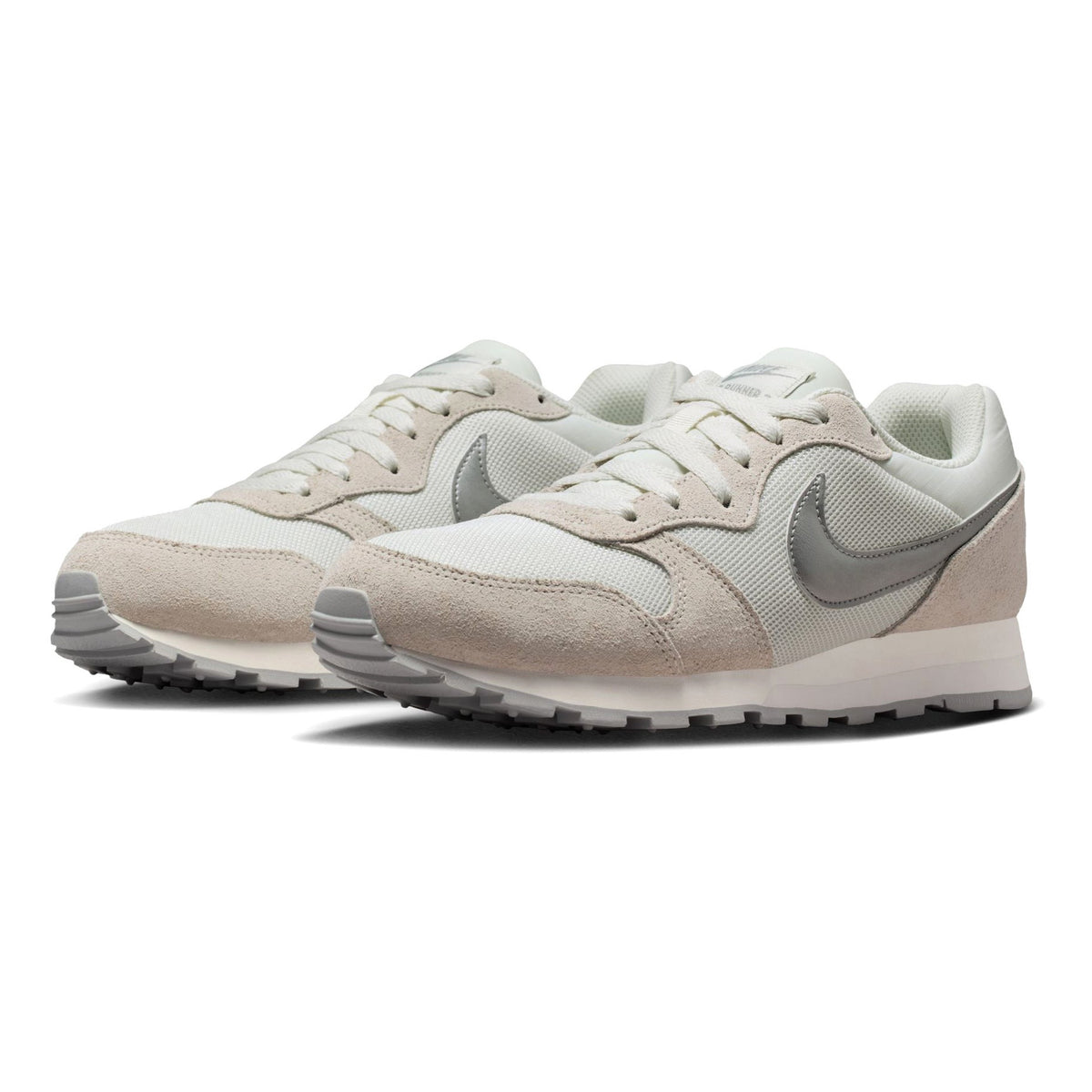 749869-108 Nike Kuwait 3