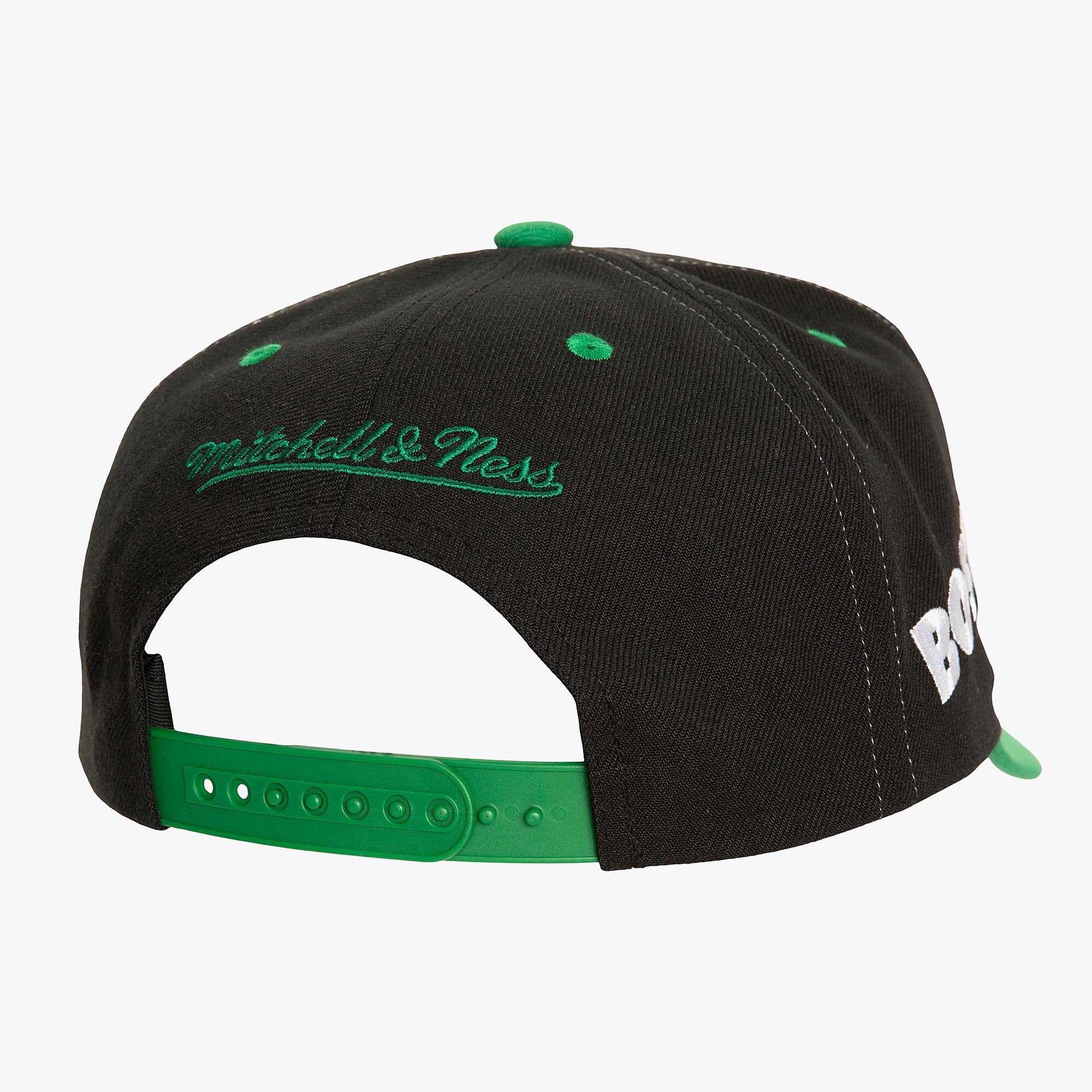 MENS MITCHELL & NESS NBA OVERBITE PRO SNAPBACK CELTICS - BLACK