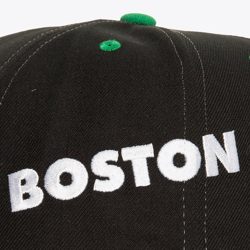 MENS MITCHELL & NESS NBA OVERBITE PRO SNAPBACK CELTICS - BLACK