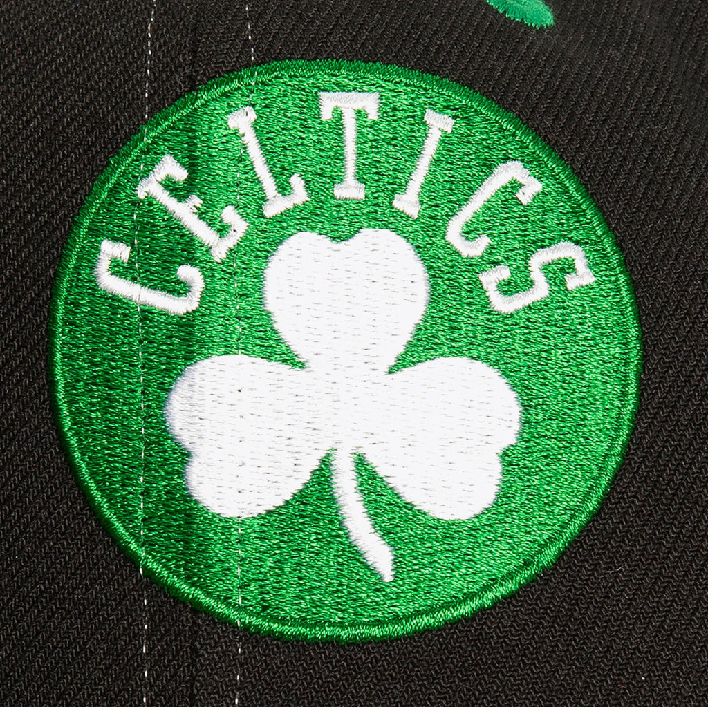MENS MITCHELL & NESS NBA OVERBITE PRO SNAPBACK CELTICS - BLACK